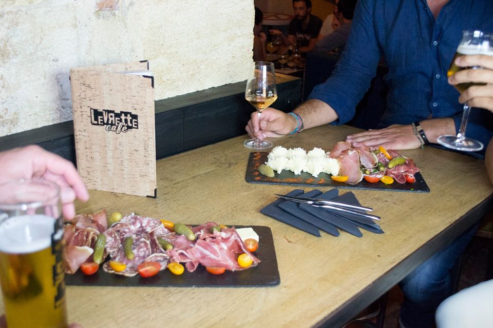 levrette-cafe-bordeaux-bic3a8res-planches-charcuterie-fromage