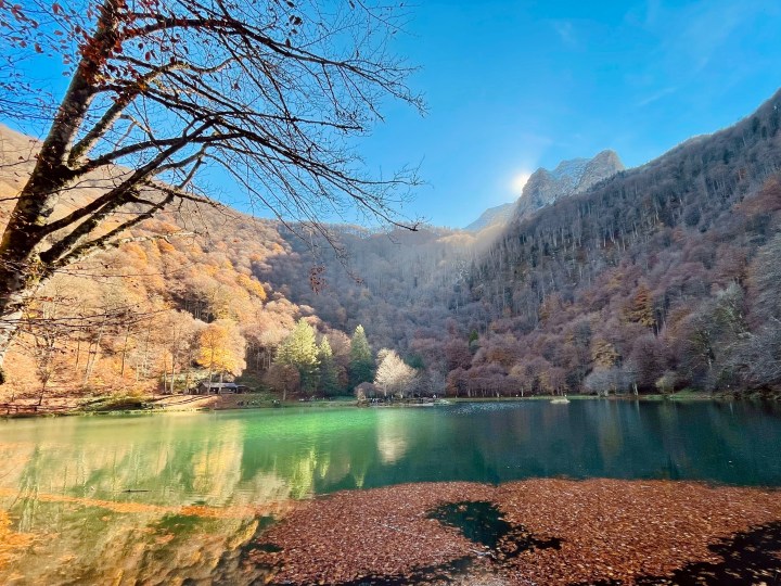 Un week-end d’automne en Ariège : entre lacs, cascades, grottes, randonnées et bonnes&nbsp;adresses